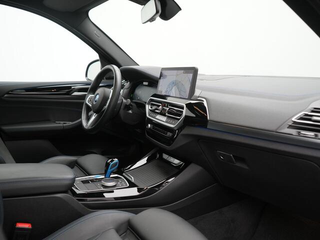 BMW X3 iX3 M Sport 80 kWh 286pk Dealer O.H. | Panodak | Adaptive Cruise | Head Up | 360 Camera | Harman / Kardon | Lederen Sportstoelen Memory & Verwarmd | Keyless | Blis | Stuur Verwarmd | Sfeerverlichting | Apple Carplay | 20"L.M |