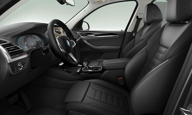 BMW X3 xDrive30e Trekhaak - Head up - Stoelverwarming voor/achter - Parking Assistant Plus - Comfort Access - Geluiddempende/getinte ruiten - Zonnschermen achter - Stuurwielrand verwarmd - Sportstoelen -