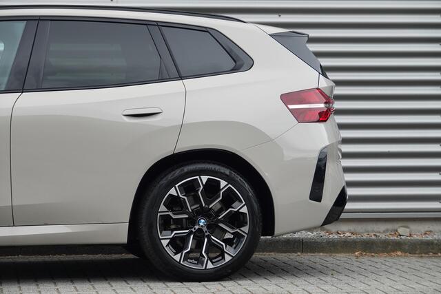 BMW X3 30e xDrive M-Sport | Panodak | Trekhaak | Memory | Driving Assistant | Iconic Glow |