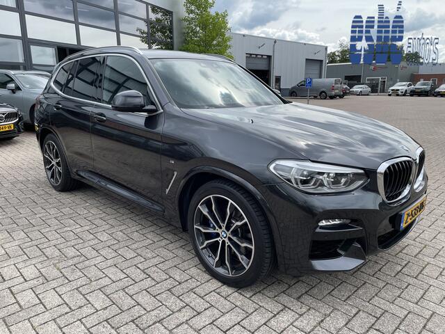BMW X3 xDrive30d M-Sport High Executive Trekhaak Panoramadak Vol Leder Elektrische Stoelen Head-Up Display Harman Kardon Audio 20 Inch Velgen Life Cockpit Professional Driving Assist Plus Adaptieve Cruise Control Apple Carplay Andr Vol Opties BTW Auto 6-cilinder