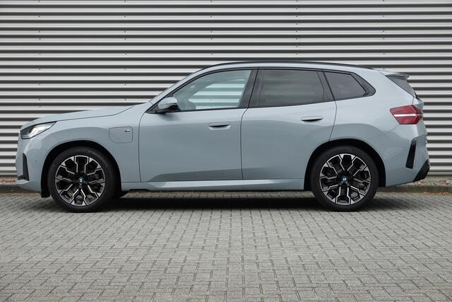 BMW X3 30e xDrive M-Sport | Panodak | Trekhaak | Memory | Driving Assistant | Iconic Glow |