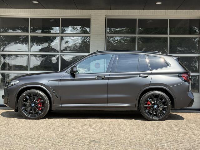 BMW X3 xDrive30e M SPORT | SPORTREMMEN ROOD | PANORAMA | 360 CAMERA | HEAD UP | ADAPTIEF ONDERSTEL |