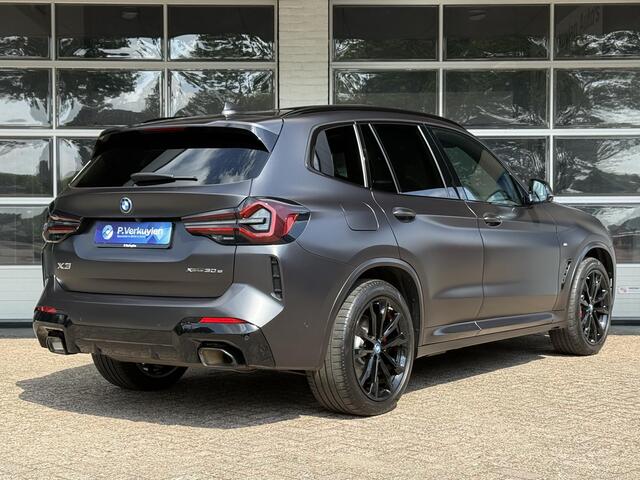 BMW X3 xDrive30e M SPORT | SPORTREMMEN ROOD | PANORAMA | 360 CAMERA | HEAD UP | ADAPTIEF ONDERSTEL |