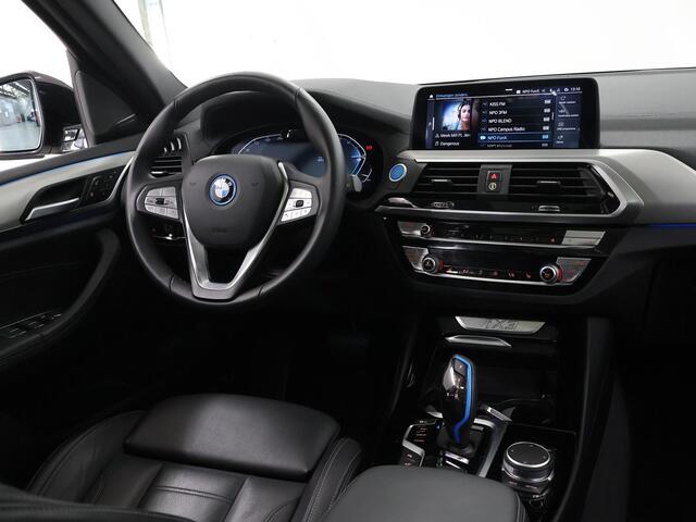BMW X3 iX3 Executive 80 kWh | SOH 94% | Panoramadak | Sportstoelen | Lederen Interieur | Ele. verstelbare stoelen + Geheugen | 360 Camera | DAB | Apple CarPlay/Android Auto | Stoelverwarming | Adaptieve Cruise Control | HUD | Ele. kofferdeksel |