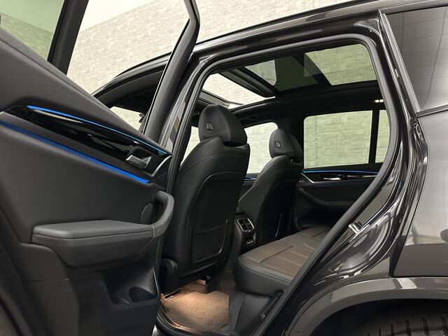 BMW X3 iX3 M-Sport | Sophisto Grey! | Panorama | ACC | Leder | Memory | El. Trekhaak 97.6% SOH | Sfeerverlichting | 3-Zone Clima | Carplay | LED | Btw auto, 35400,= ex. | Rijklaar incl. Bovag garantie!