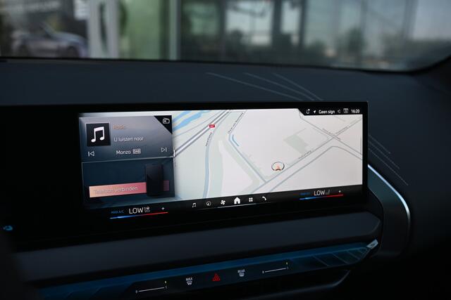 BMW X3 30e xDrive M Sport Automaat / Panoramadak / Trekhaak / Sportstoelen / Adaptief onderstel / Comfort Access / Adaptieve LED / Parking Assistant Plus / Harman Kardon