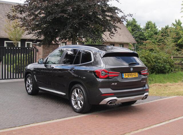 BMW X3 xDrive30e Business Edition Plus | Panoramadak | Head-Up Display | Camera | Sfeerverlichting | LED-Laser |