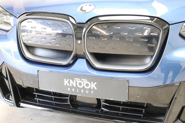 BMW X3 iX3 High Executive M Sport Pakket 80 kWh / Live Cockpit Professional / Active Protection / Driving Assistant Professional / Panoramadak / Trekhaak / Leder / Adaptieve LED-koplamp / Shadow Line / Adaptief Onderstel / Stuurwielverwarming / Head-Up Display 