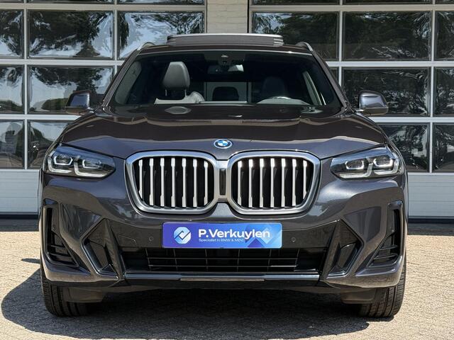 BMW X3 xDrive30e M SPORT | SPORTREMMEN ROOD | PANORAMA | TREKHAAK | ADAPTIEF ONDERSTEL | CAMERA | KEYLESS |