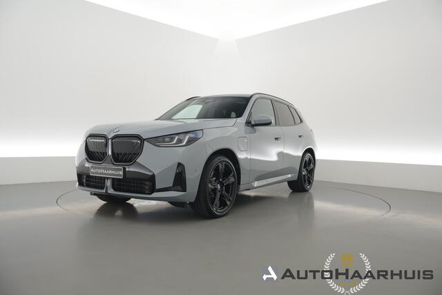 BMW X3 30e xDrive M-Sport Pro | Rijklaar! | Elek. Trekhaak | Pano | Widescreen | Shadowline | HUD | Harman/Kardon | Stuur-stoelverw. | 360*+PDC | Leder+Memory | Dodehoek | NAV+App.Connect | LED | Elek. Klep V
