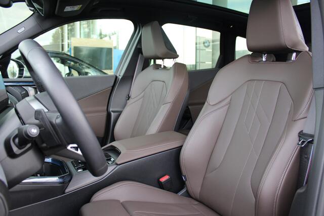 BMW X3 30e xDrive M Sport Automaat / Panoramadak / Trekhaak / Sportstoelen / Adaptieve LED / Parking Assistant Plus / Comfort Access / Stuurverwarming
