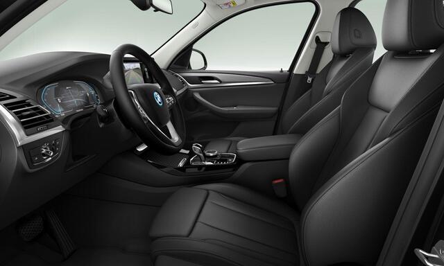 BMW X3 xDrive30e Panoramdak - Sportstoelen - Geluiddempende zijruiten - Parking/Driving Assistant - Hifi - BMW Live Cockpit Professional - Ambiance verlichting - Elektrisch verwarmde voorstoelen -