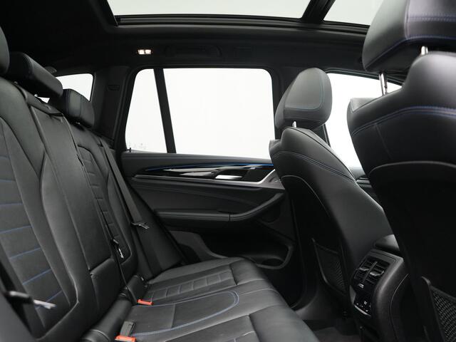BMW X3 xDrive30e M Sport PHEV 293pk | Trekhaak Afn. | Panodak | Head Up | Camera | Lederen Sportstoelen Memory & Verwarmd | Adaptive LED | Sfeerverlichting | Blis | Keyless | Navigatie | 19"L.M | Plug In Hybrid |