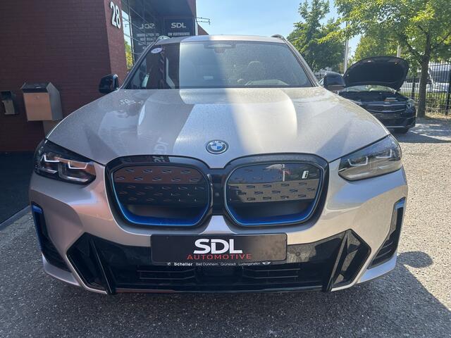 BMW X3 iX3 High Executive 80 kWh M Sport Shadow Line 80 kWh // HUD-DISPLAY // SCHUIF-KANTELDAK // LEDER+ELEK. STOELEN // HARMAN&KARDON AUDIO // ELEK. KLEP// ADAPT. CRUISE // KEYLESS // 360 CAMERA