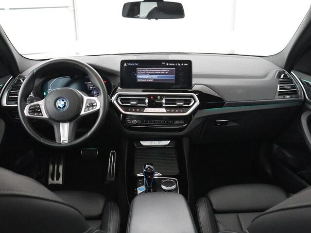 BMW X3 iX3 Executive 80 kWh | SOH 93,8% | Panoramadak | Leder | Stoelverwarming | Adaptive cruise | Carplay | Sfeerverlichting | Camera | Park assist | Elektrische achterklep | PHEV
