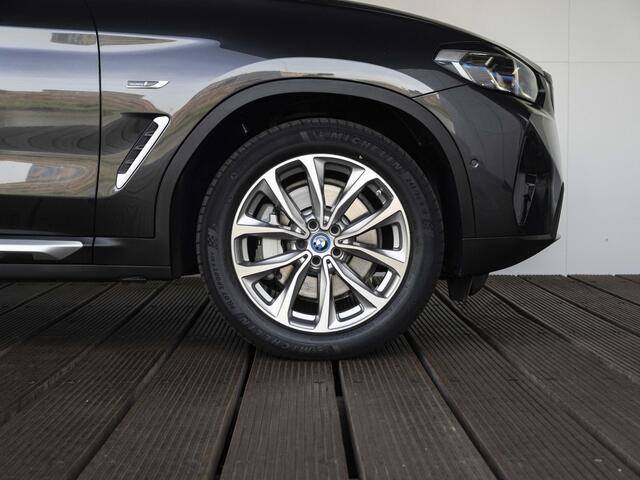 BMW X3 xDrive30e | High Executive | Comfort Access | Achteruitrijcamera | Panoramadak | Driving Assistant | Head Up Display | 19 inch | Stuurwielrand verwarmd
