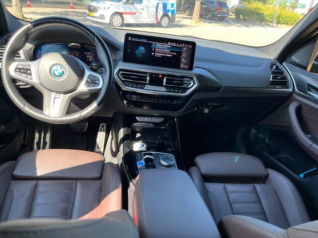 BMW X3 iX3 High Executive 80 kWh / Trekhaak / Panoramadak / 360Camera / Head-up / 20'' / Leder / Harman Kardon / Sfeerverlichting / Dodehoek / DAB / Stuur+Stoelverwarming / ACC