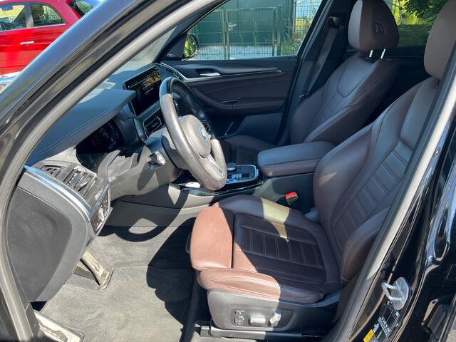 BMW X3 iX3 High Executive 80 kWh / Trekhaak / Panoramadak / 360Camera / Head-up / 20'' / Leder / Harman Kardon / Sfeerverlichting / Dodehoek / DAB / Stuur+Stoelverwarming / ACC