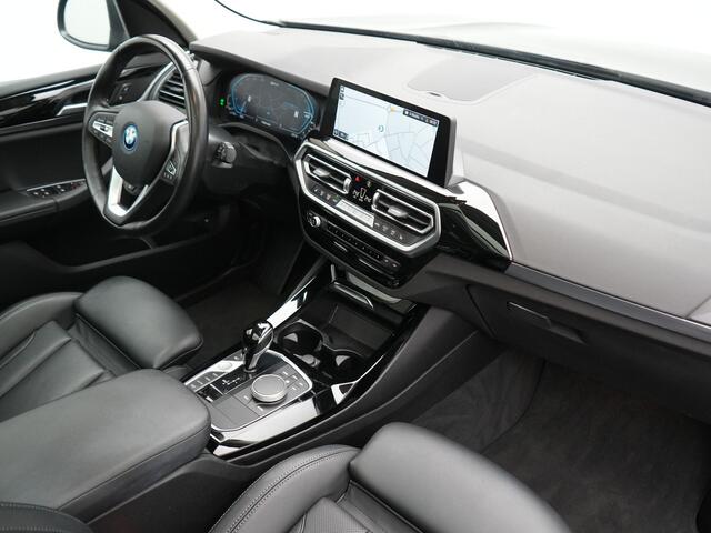 BMW X3 xDrive30e Advantage FACELIFT PHEV 293pk Dealer O.H. | Trekhaak Af Fabriek | Panodak | 360 Camera | Lederen Sportstoelen & Stuur Verwarmd | Apple Carplay | Navigatie | DAB | Virtual Cockpit | Plug In Hybrid |