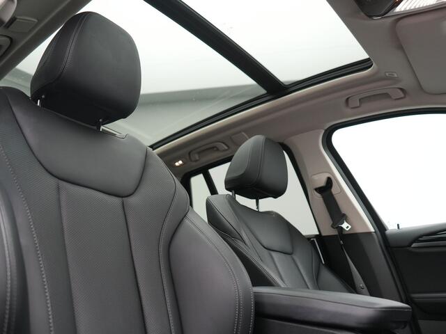 BMW X3 xDrive30e Advantage FACELIFT PHEV 293pk Dealer O.H. | Trekhaak Af Fabriek | Panodak | 360 Camera | Lederen Sportstoelen & Stuur Verwarmd | Apple Carplay | Navigatie | DAB | Virtual Cockpit | Plug In Hybrid |