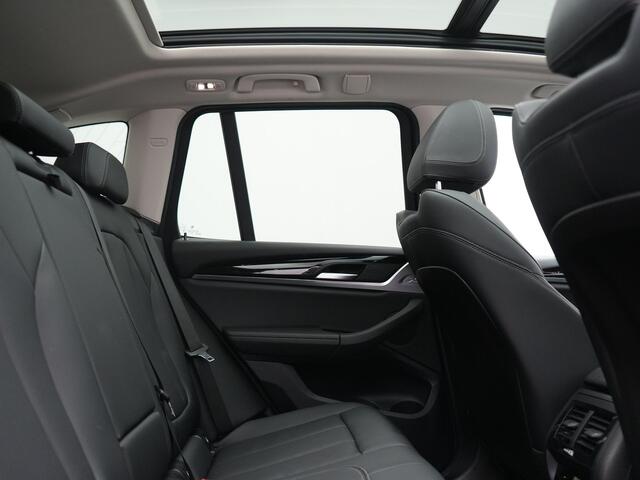 BMW X3 xDrive30e Advantage FACELIFT PHEV 293pk Dealer O.H. | Trekhaak Af Fabriek | Panodak | 360 Camera | Lederen Sportstoelen & Stuur Verwarmd | Apple Carplay | Navigatie | DAB | Virtual Cockpit | Plug In Hybrid |