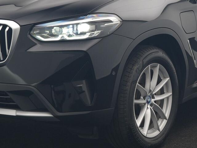 BMW X3 xDrive30e Advantage FACELIFT PHEV 293pk Dealer O.H. | Trekhaak Af Fabriek | Panodak | 360 Camera | Lederen Sportstoelen & Stuur Verwarmd | Apple Carplay | Navigatie | DAB | Virtual Cockpit | Plug In Hybrid |