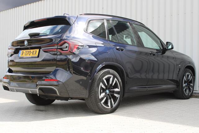 BMW X3 iX3 Executive 80 kWh met Pano | Incl. 12 maanden garantie | SOH 100% | Adaptieve cruise | Elektrische stoelen met geheugen | Stoelverwarming | Navigatie | Rijstrook sensor | Schuif/Kantel dak | Apple Carplay/Android Auto | Parkeersensoren | Parkeer camera |