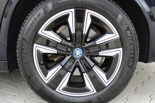 BMW X3 iX3 Executive 80 kWh met Pano | Incl. 12 maanden garantie | SOH 100% | Adaptieve cruise | Elektrische stoelen met geheugen | Stoelverwarming | Navigatie | Rijstrook sensor | Schuif/Kantel dak | Apple Carplay/Android Auto | Parkeersensoren | Parkeer camera |