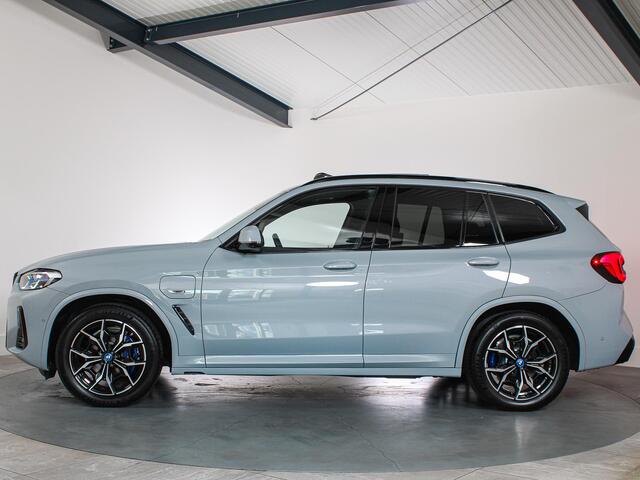 BMW X3 xDrive30e M-Sport LCI Laser, Panoramadak, 360Camera, Head-Up, Brooklyn Grau, Dealer onderhouden!
