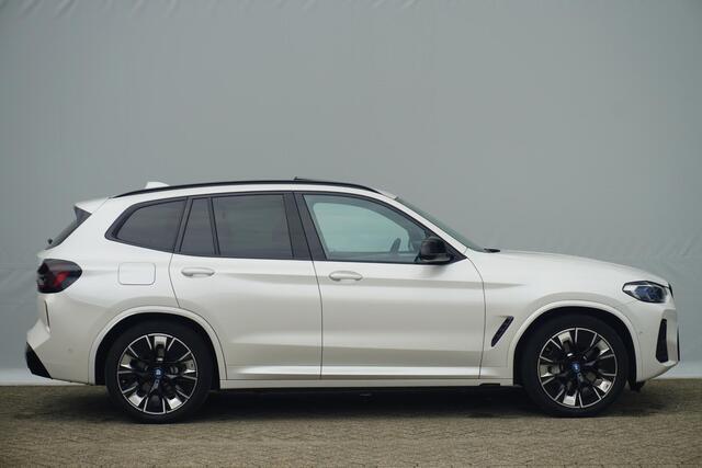 BMW X3 iX3 | High Executive | Laserlight | Trekhaak | Harman Kardon | Panoramadak | Head-Up Display