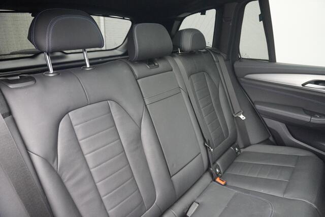 BMW X3 iX3 | High Executive | Laserlight | Trekhaak | Harman Kardon | Panoramadak | Head-Up Display