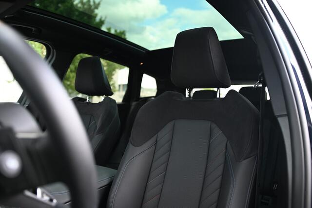 BMW X3 30e xDrive M Sport Automaat / Panoramadak / Trekhaak / Sportstoelen / Comfort Access / Adaptieve LED / Parking Assistant Plus / Stuurverwarming