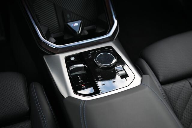 BMW X3 30e xDrive M Sport Automaat / Panoramadak / Trekhaak / Sportstoelen / Comfort Access / Adaptieve LED / Parking Assistant Plus / Stuurverwarming