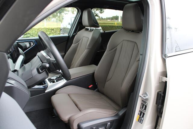 BMW X3 30e xDrive M Sport Automaat / Panoramadak / Sportstoelen / Comfort Access / Adaptieve LED / Harman Kardon