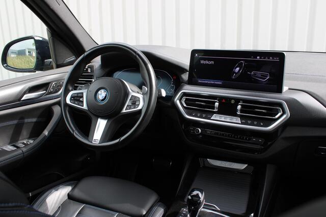 BMW X3 xDrive30e High Executive M-Sport | Incl. 12 maanden Garantie | SoH 96% | Panorama dak | Harman/Kardon Audiosysteem | Head-Up Display | Elektrisch verstelbare stoelen met memory | Adaptive cruise | 360° Camera | Elektrische kofferbakklep | Dodehoekdetectie | Stoelverwarming | Keyless entry/start | Navigatie | Parkeersensoren V+A | Apple CarPlay/Android Auto | Climate controle | Draadloze telefoonlader |