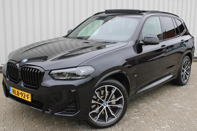 BMW X3 xDrive30e High Executive M-Sport | Incl. 12 maanden Garantie | SoH 96% | Panorama dak | Harman/Kardon Audiosysteem | Head-Up Display | Elektrisch verstelbare stoelen met memory | Adaptive cruise | 360° Camera | Elektrische kofferbakklep | Dodehoekdetectie | Stoelverwarming | Keyless entry/start | Navigatie | Parkeersensoren V+A | Apple CarPlay/Android Auto | Climate controle | Draadloze telefoonlader |