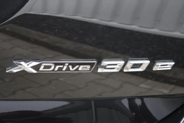 BMW X3 xDrive30e High Executive M-Sport | Incl. 12 maanden Garantie | SoH 96% | Panorama dak | Harman/Kardon Audiosysteem | Head-Up Display | Elektrisch verstelbare stoelen met memory | Adaptive cruise | 360° Camera | Elektrische kofferbakklep | Dodehoekdetectie | Stoelverwarming | Keyless entry/start | Navigatie | Parkeersensoren V+A | Apple CarPlay/Android Auto | Climate controle | Draadloze telefoonlader |
