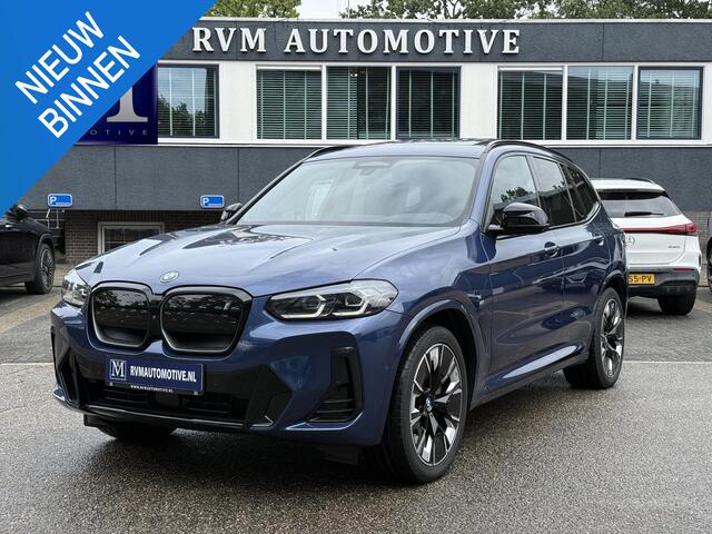 BMW X3 iX3 High Executive 80 kWh M-SPORT SHADOW| SOH 99%| VAN: 43.900,- VOOR: 40.877,- UW HERFSTVOORDEEL: 3.023,| SUPER COMPLEET!| 360 CAMERA| HARMAN KARDON| ELEKTRISCHE STOELEN| HUD|DRIVING ASS. PROFF!| ELEKTRISCHE ACHTERKLEP| GESTURE CONTROL|