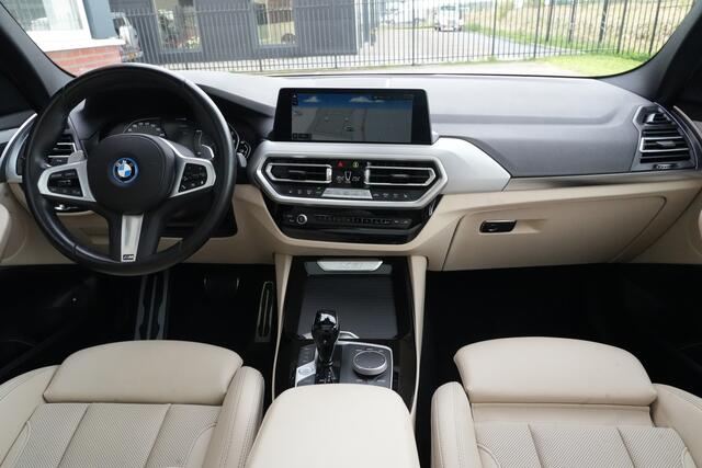 BMW X3 xDrive30e M Sport High Executive | 292 PK | PHEV | PANO | 360° Camera | Leder BMW X3 xDrive30e M Sport High Executive 292 PK Plug-in Hybrid met 2.0 viercilinder benzinemotor en automatische 8-traps transmissie, voorzien van elektrisch panoramadak, lederen bekleding, 36