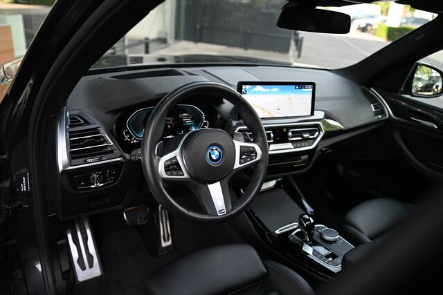 BMW X3 xDrive30e M Sport Automaat / Trekhaak / Panoramadak / Sportstoelen / Head-Up / Live Cockpit Professional
