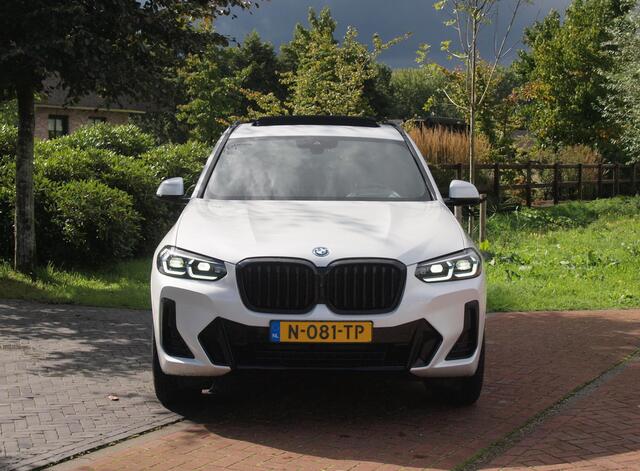 BMW X3 xDrive30e Business Edition Plus | M-Pakket | Panoramadak | Trekhaak | Head-Up Display | 360 Camera | Sfeerverlichting | LED-Laser |