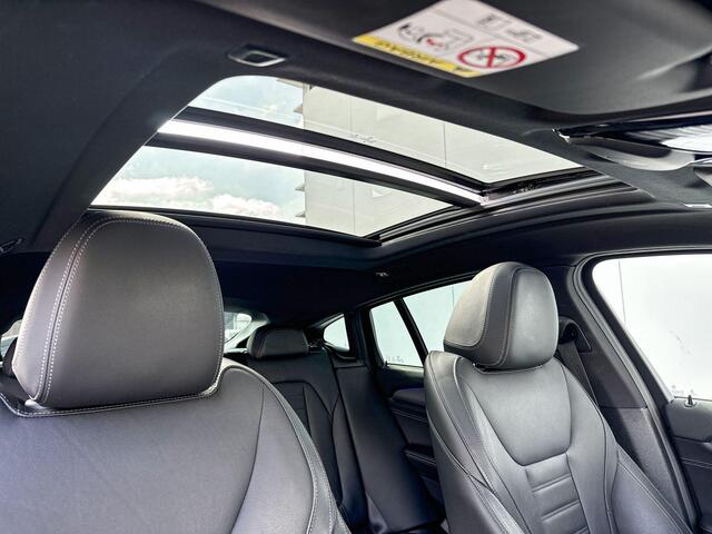 BMW X4 xDrive20i High Executive M-Sport Glazen Schuifdak / Getinte Ramen Achter / Binnen & Buitenspiegel Automatisch Dimmend / Stoelverwarming / Laser Light / Hifi