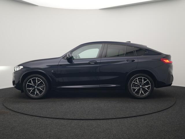BMW X4 xDrive20i M Sport 184pk Dealer O.H. Carbon Schwarz Metallic | Adaptive Cruise | Camera | Sfeerverlichting | Lederen Sportstoelen Verwarmd | Apple Carplay | Virtual Cockpit | Navigatie | DAB | 19"L.M |