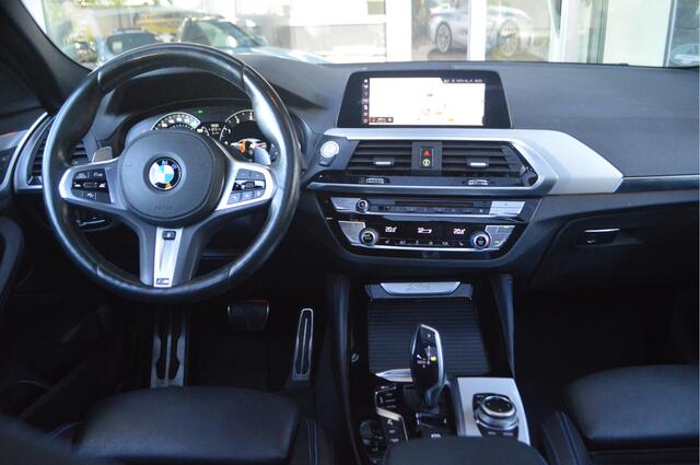BMW X4 xDrive20i Automaat / Panoramadak / Trekhaak / Sportstoelen / Comfort Access / Head-Up / Active Cruise Control / Adaptieve LED / Parking Assistant Plus