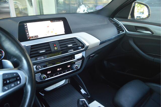 BMW X4 xDrive20i Automaat / Panoramadak / Trekhaak / Sportstoelen / Comfort Access / Head-Up / Active Cruise Control / Adaptieve LED / Parking Assistant Plus