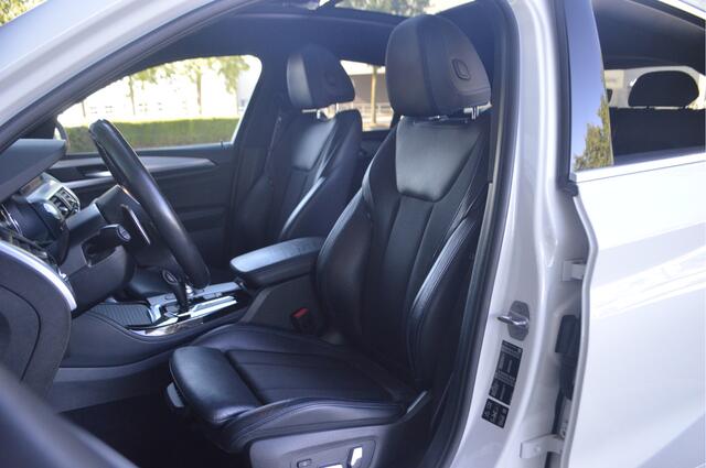 BMW X4 xDrive20i Automaat / Panoramadak / Trekhaak / Sportstoelen / Comfort Access / Head-Up / Active Cruise Control / Adaptieve LED / Parking Assistant Plus