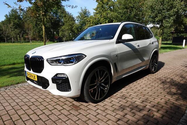 BMW X5 xDrive45e M-Sport High Executive 22 INCH Pano,Laser,Head up,H&K,Soft Close, Panorama-Glasdak Sky Lounge 1 eig Ned. Auto verw beker houders.