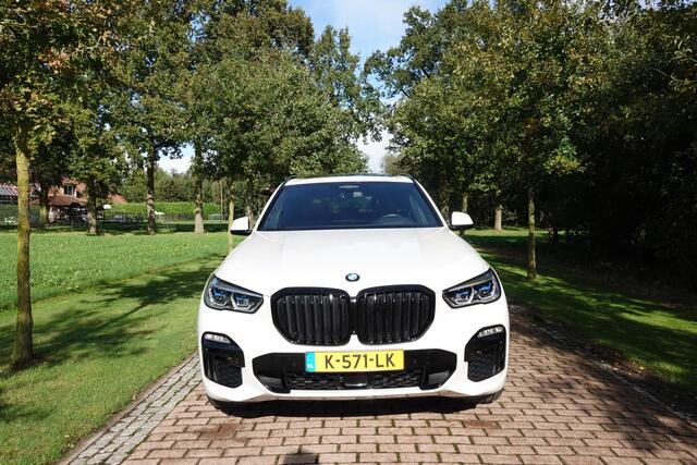 BMW X5 xDrive45e M-Sport High Executive 22 INCH Pano,Laser,Head up,H&K,Soft Close, Panorama-Glasdak Sky Lounge 1 eig Ned. Auto verw beker houders.