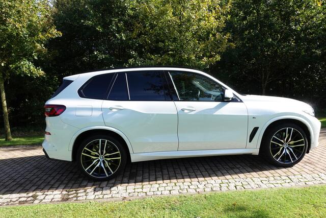 BMW X5 xDrive45e M-Sport High Executive 22 INCH Pano,Laser,Head up,H&K,Soft Close, Panorama-Glasdak Sky Lounge 1 eig Ned. Auto verw beker houders.