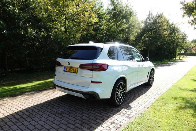 BMW X5 xDrive45e M-Sport High Executive 22 INCH Pano,Laser,Head up,H&K,Soft Close, Panorama-Glasdak Sky Lounge 1 eig Ned. Auto verw beker houders.